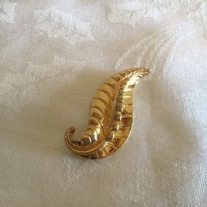 Vintage Sarah Coventry Leaf Brooch